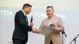 Daniel Stanciu Dekalb alaturi de fermierul Octavian Olaru Daniel Stanciu Dekalb alaturi de fermierul Octavian Olaru