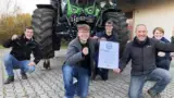 nou-record-mondial-tractor-parcat-sticle nou-record-mondial-tractor-parcat-sticle