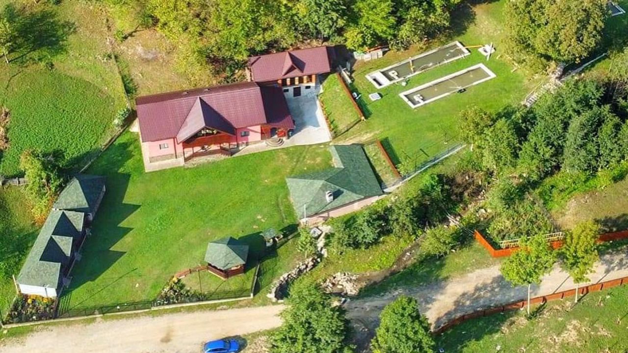 Complexul Cabana Bombonel și păstrăvăria de familie din comuna Gura Teghii, județul Buzău