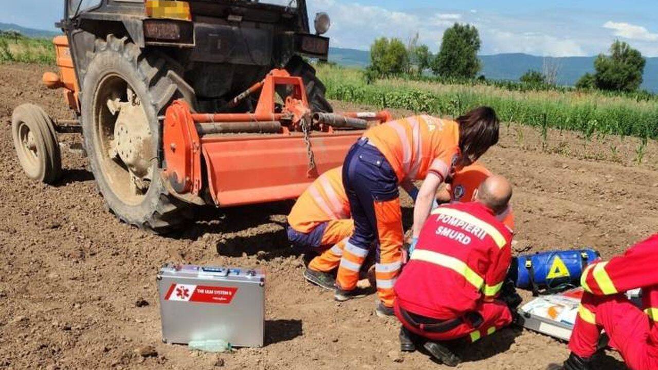 Femeie prinsă sub freza unui tractor