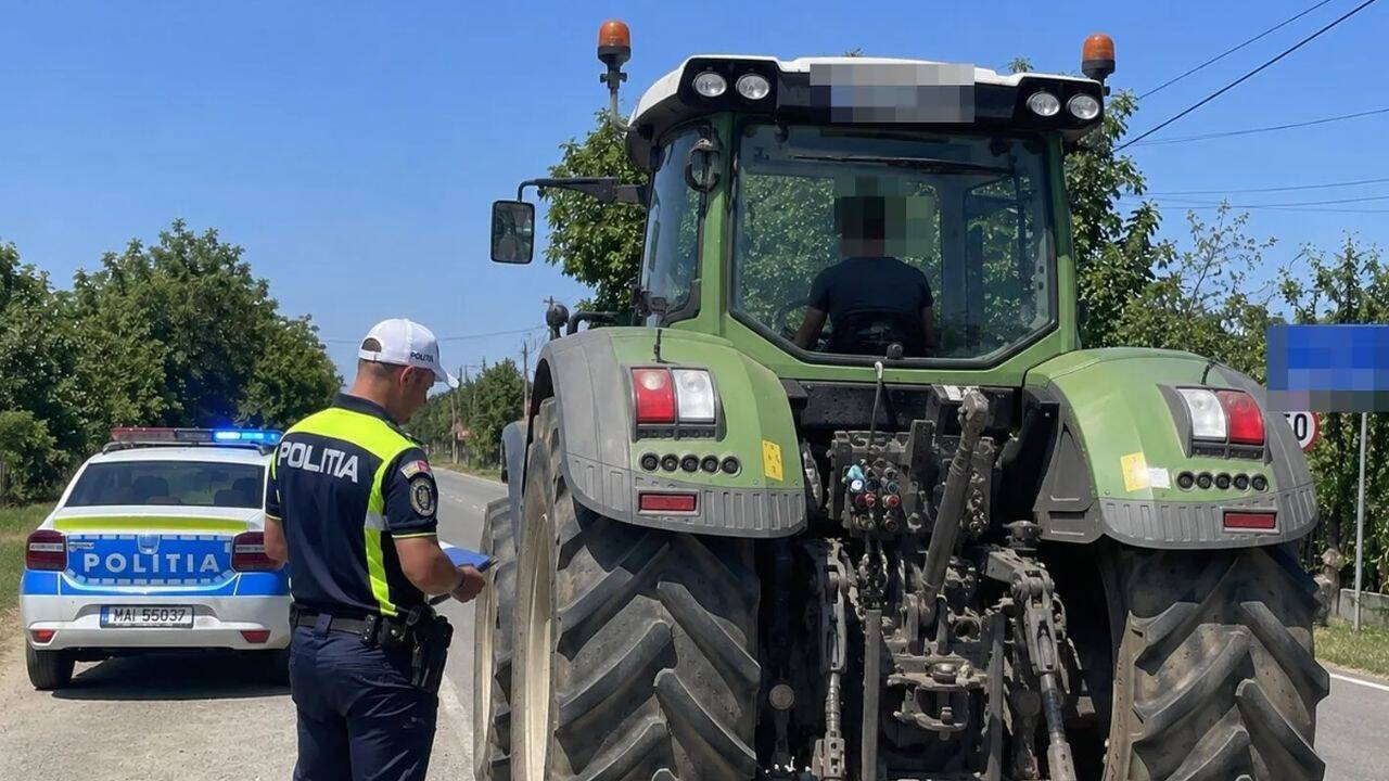 Tractor oprit în trafic de un echipaj de Poliție