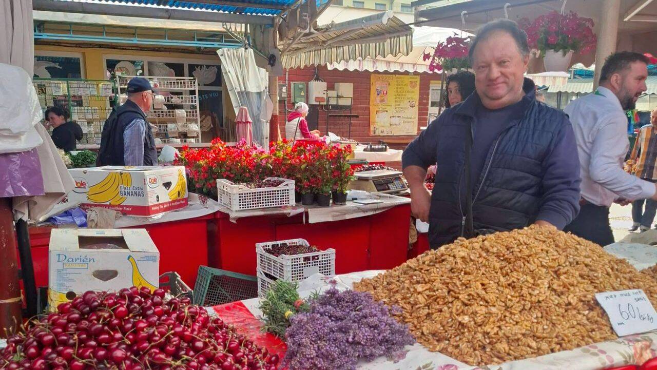 Comercializarea produselor locale în piață (foto: DAJ Arad)